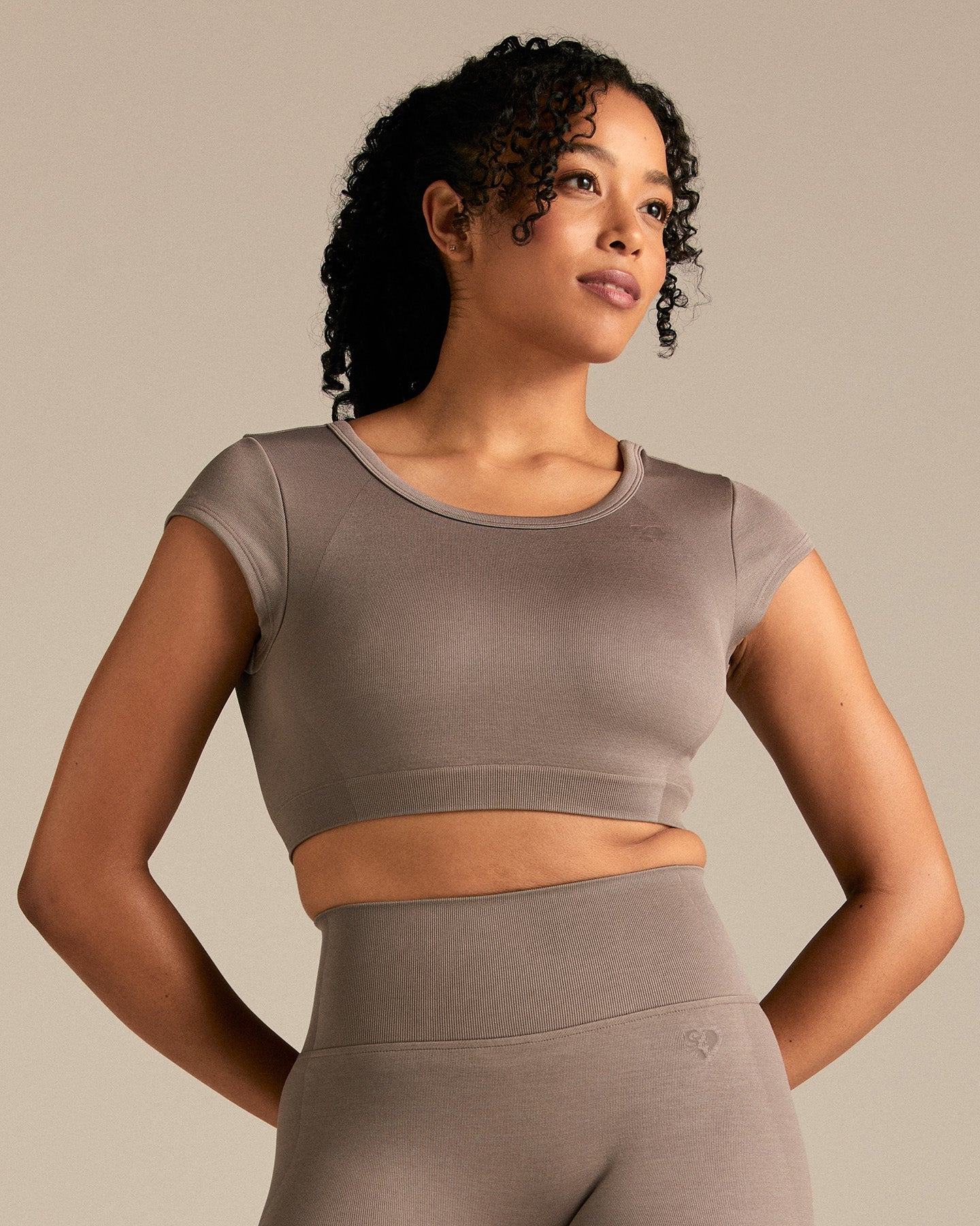 Motion Seamless Open Back Short Sleeve Crop Top | Taupe Grey